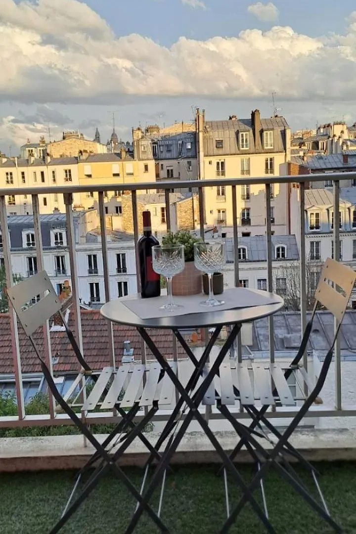 Studio Beau Et Calme Avec Vue Sur Sacre-Coeur ! Appartement Parijs