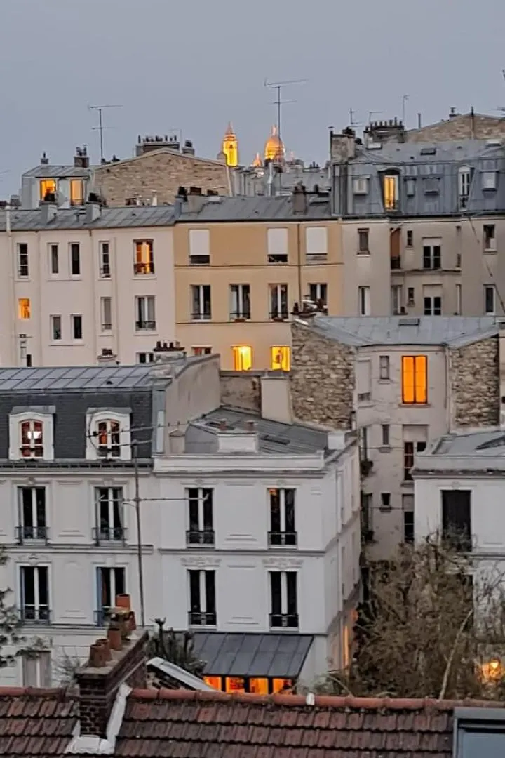 Studio Beau Et Calme Avec Vue Sur Sacre-Coeur ! Appartement Parijs